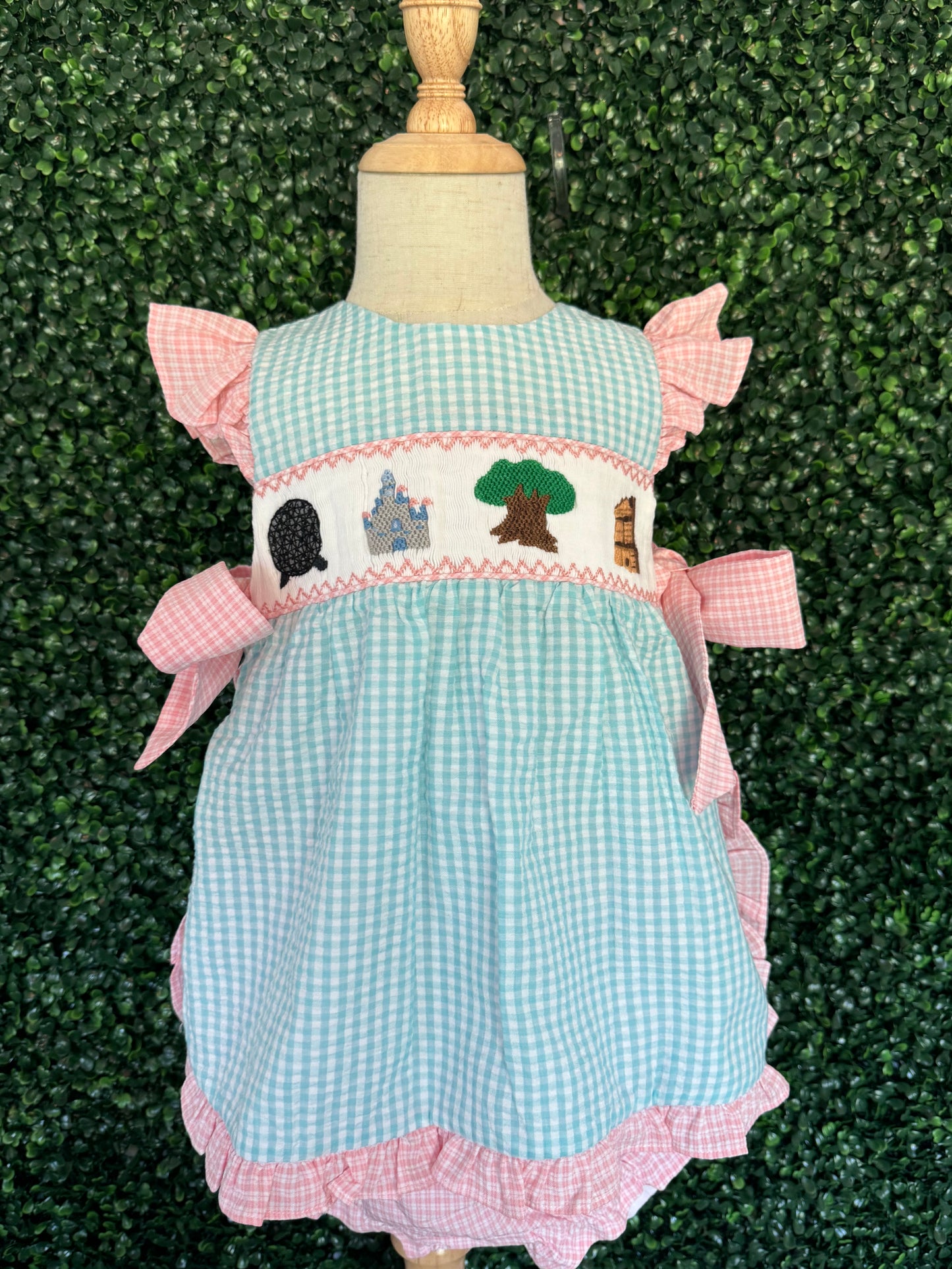 4 Parks Hand Smocked Apron Set